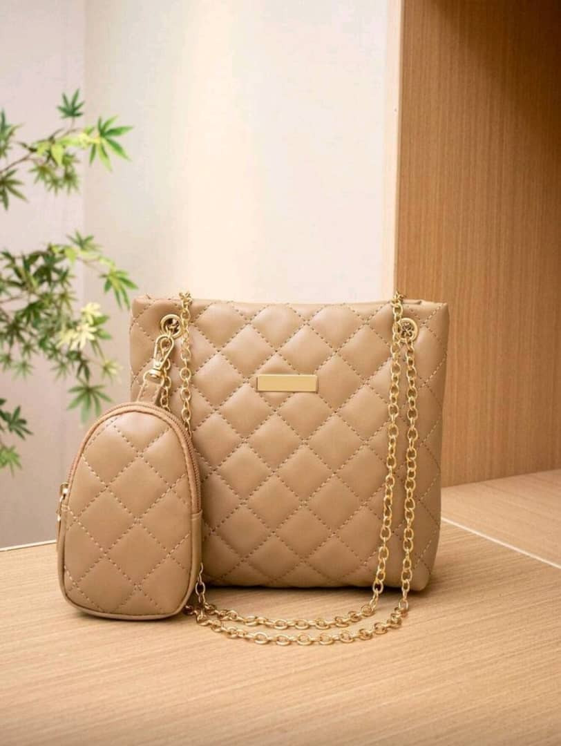 شنطة كتير حلوة ومرتّبة، لونها بيج ناعم بيلبق على كل شي ?