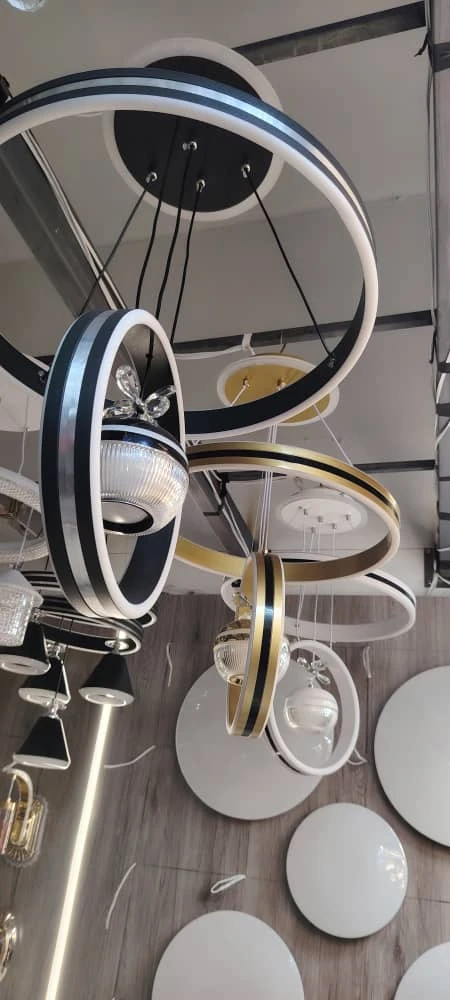 موديل عصري مصنوع من الألمنيوم والأكرليك، متوفر بثلاث ألوان أنيقة، مزود بإضاءة قوية بقدرة 120 واط مع ترنسان للتحكم باللطافة والسطوع. تصميم متوازن يناسب المساحات الراقية ويمنحها جوًا مريحًا ومضيئًا.