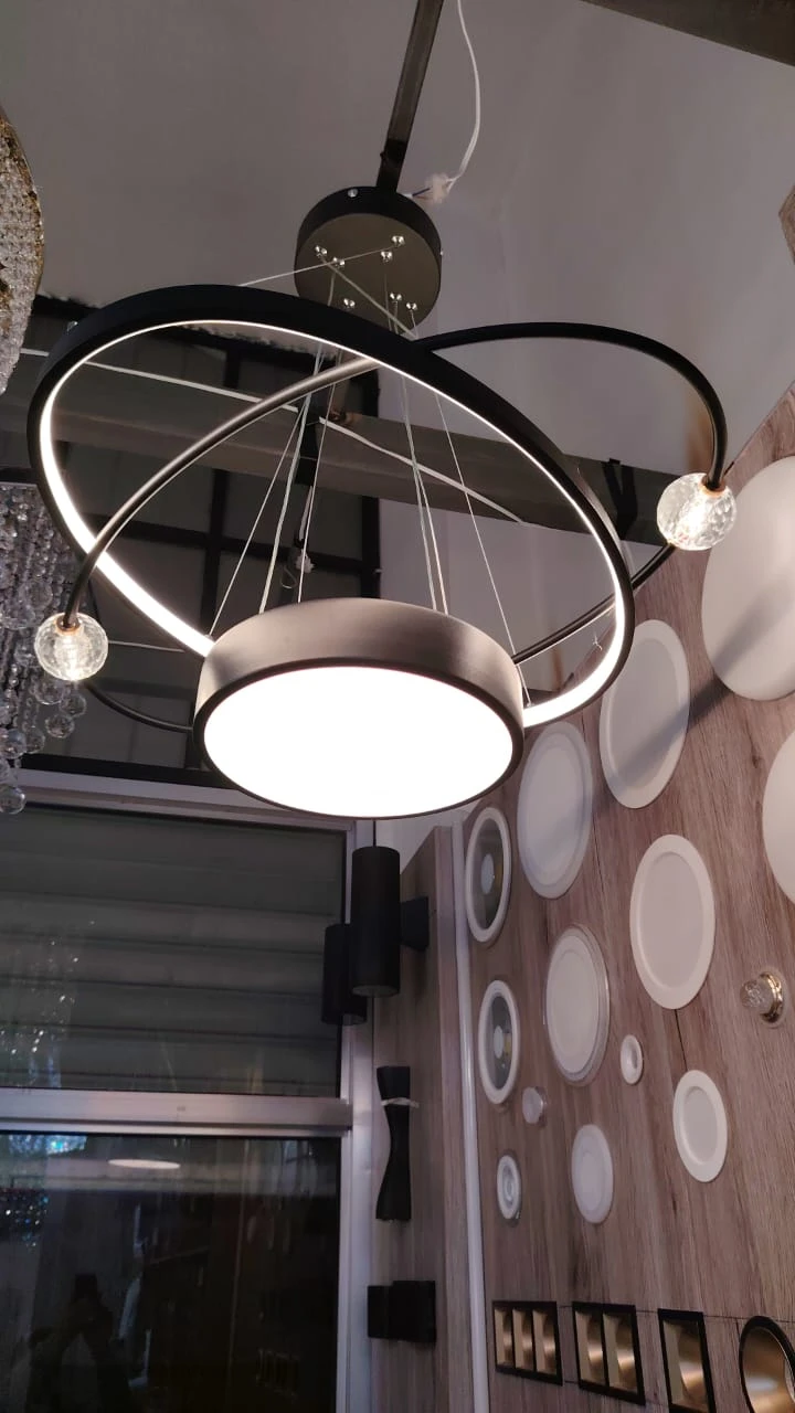 موديل عصري مصنوع من الألمنيوم والأكرليك، متوفر بلونين فاخرين: الذهبي والأسود. تصميم أنيق يناسب مختلف أنماط الديكور،