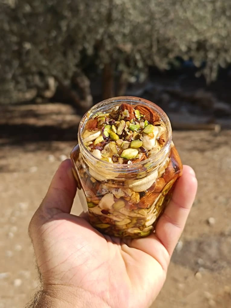 عسل مع خلطة مكسرات