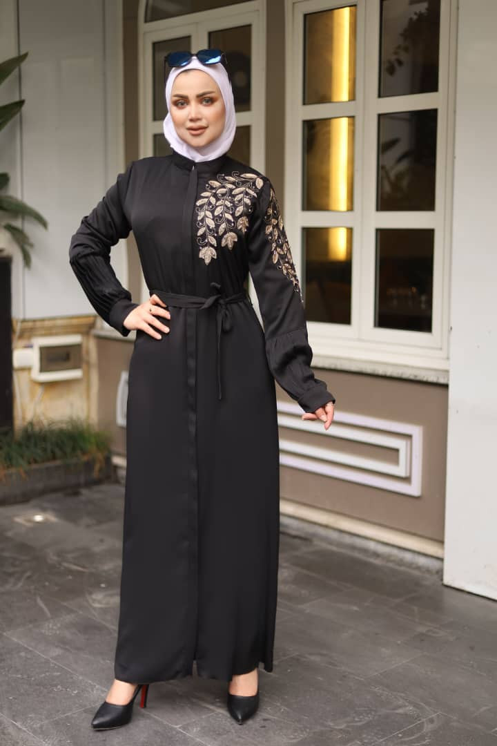 العباية "الملكية" المطرزة – أناقة الأسود وفخامة القماش التركي