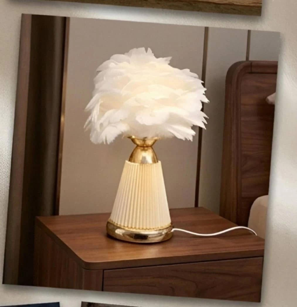 مفتاح طاولة مزخرف بالريش الابيض