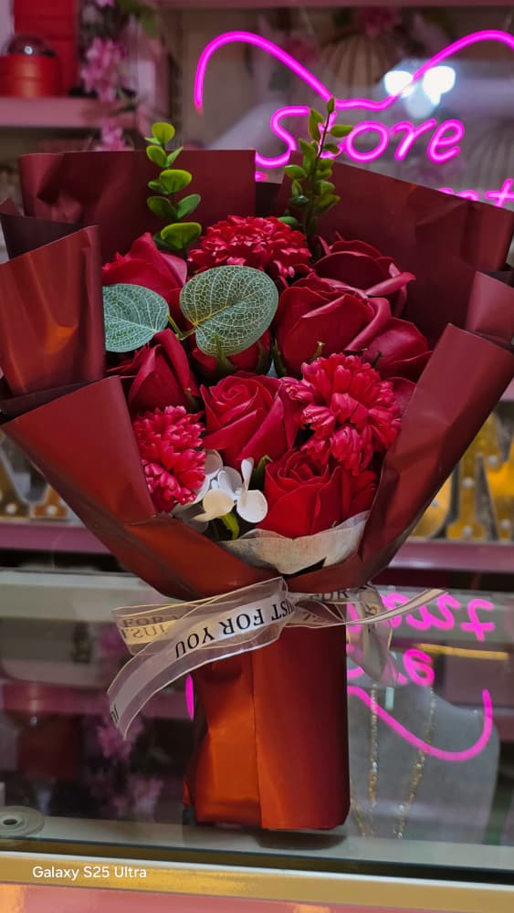 مـزيـج مـتـنـاغـم مـن الـورود الـحـمـراء والـقـرنـفـل الـذي يـنـبـض بـالـحـب