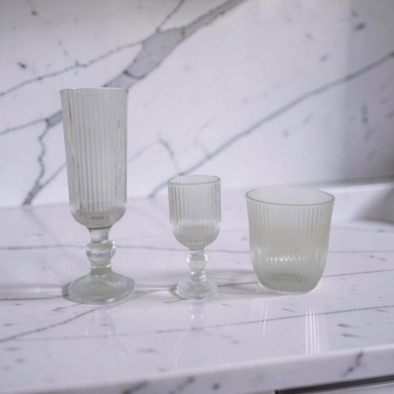 طقم كاسات زجاجية مضلعة