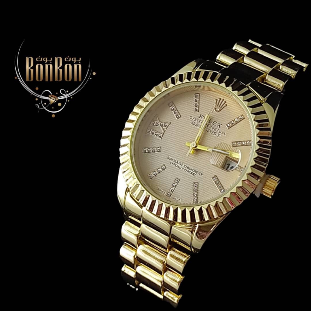 ساعة لون ذهبي