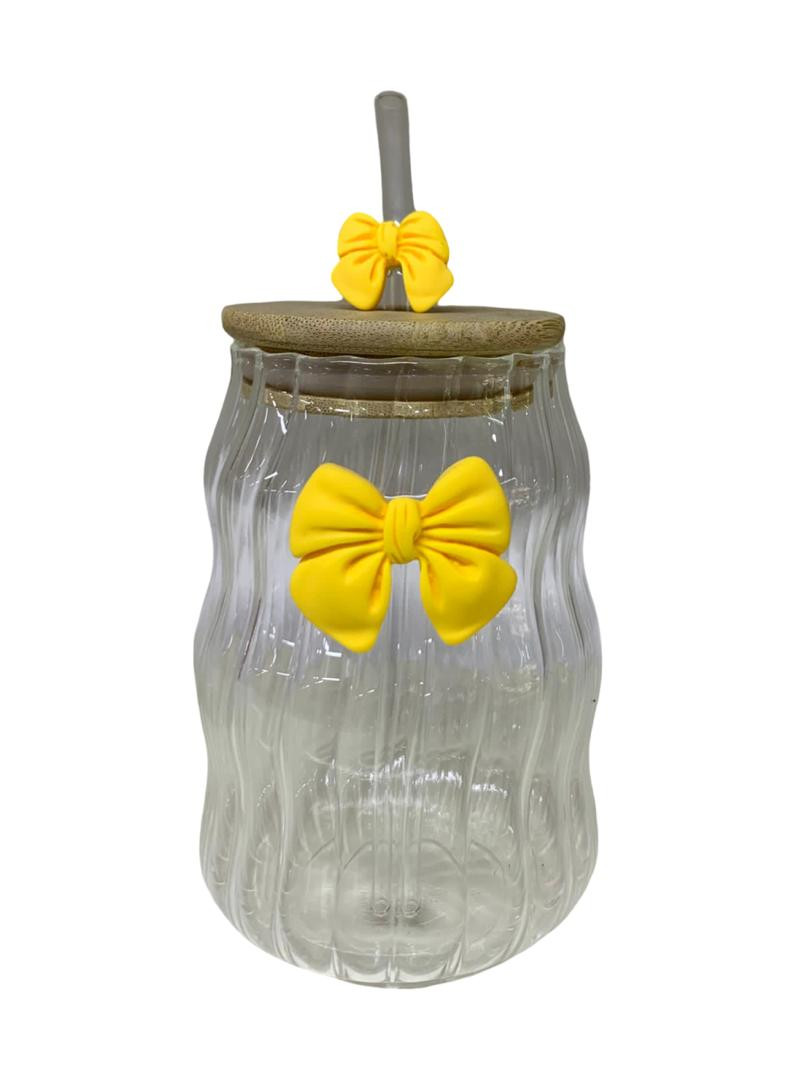 كوب زجاجي بغطاء خشبي وقشة