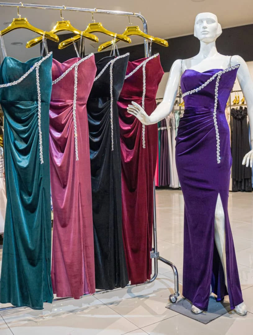 فستان مخمل فتحة ديكولتيه