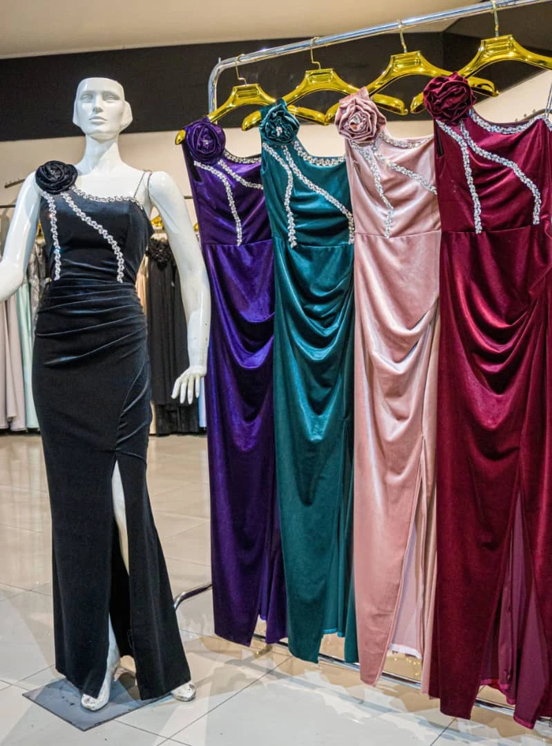 فستان مخمل كتف وردة