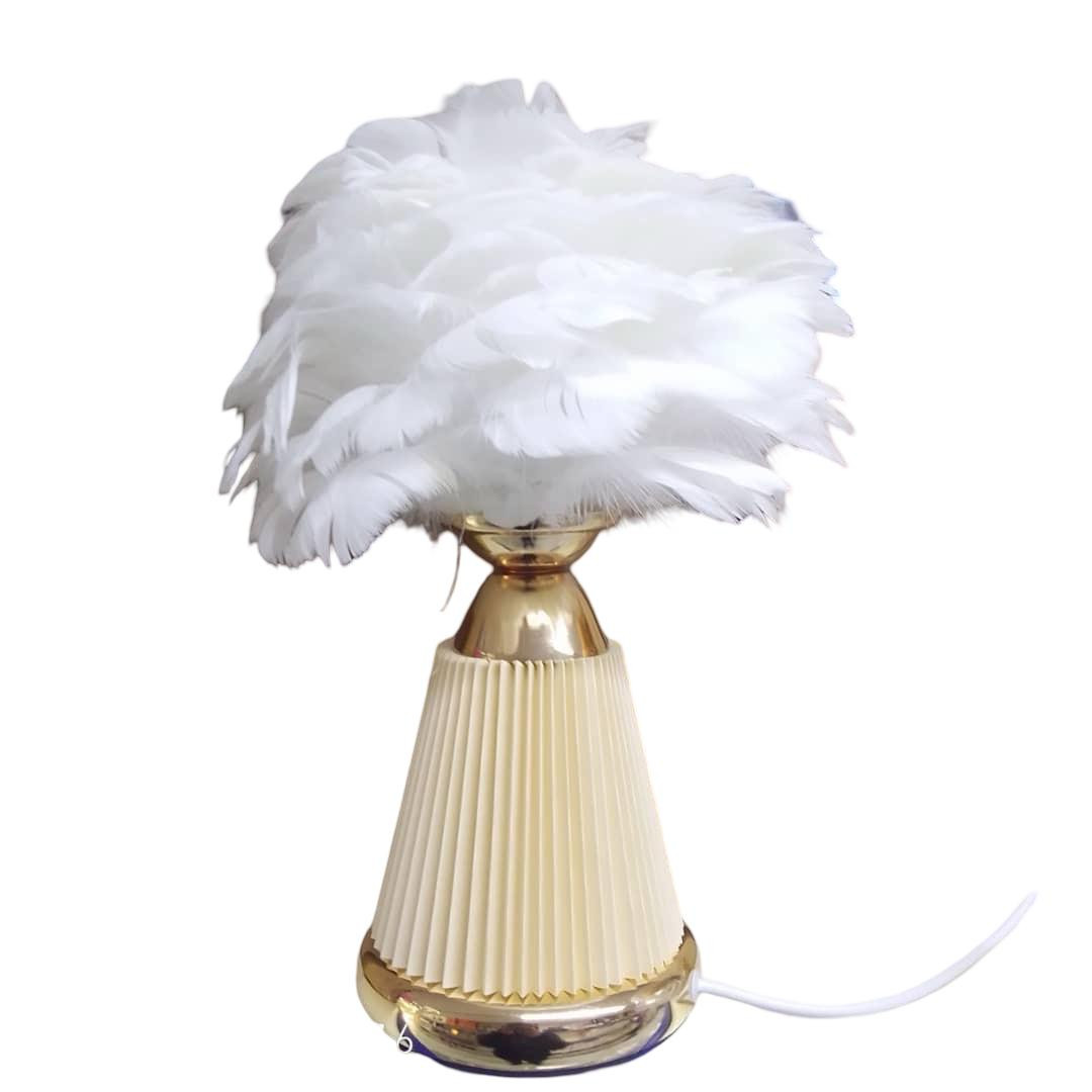 مفتاح طاولة مزخرف بالريش الابيض