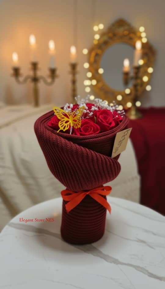 هدية تجمع بين الدفء والرومانسية؟​وشاح الصوف والورود: ليس مجرد هدية، بل عناق دافئ مع باقة ورد تدوم ذكراها