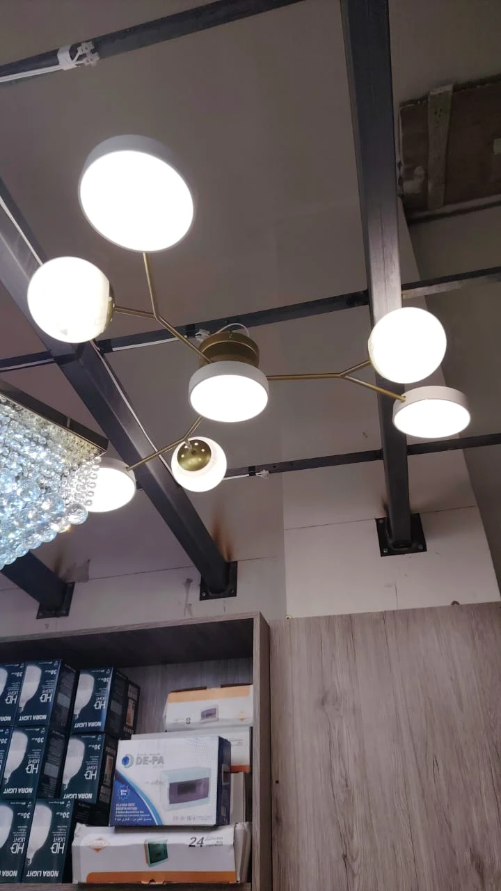 ترية سقفية عصرية – 7 رؤوس LED ثلاثية الإضاءة