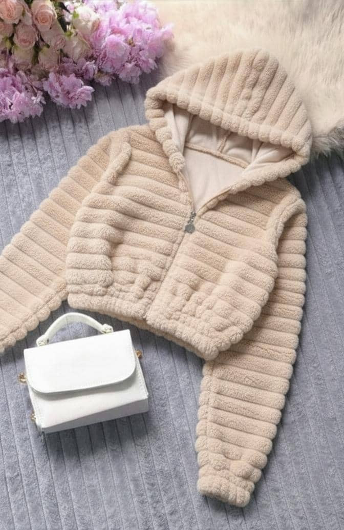 جاكيت الفرو المضلع – لمسة من الدفء والفخامة