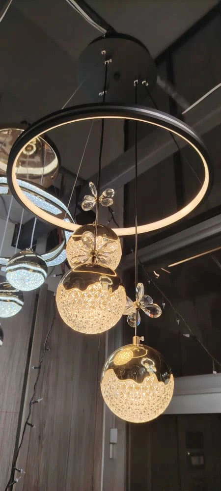 مديل حديث – إصدار "كريستالة الظلال" موديل عصري أنيق مصنوع من الألمنيوم والأكرليك، بلون أسود مع ذهبي فاخر. يتميز بكرة مضيئة بمقاس 12 سم وشريحة SMD عالية الجودة