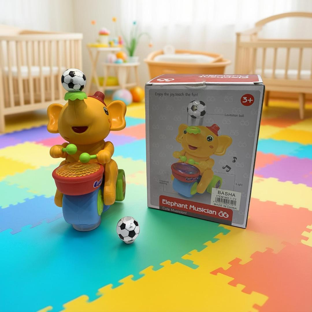 لعبة الفيل الموسيقية مع ككرة طائرة