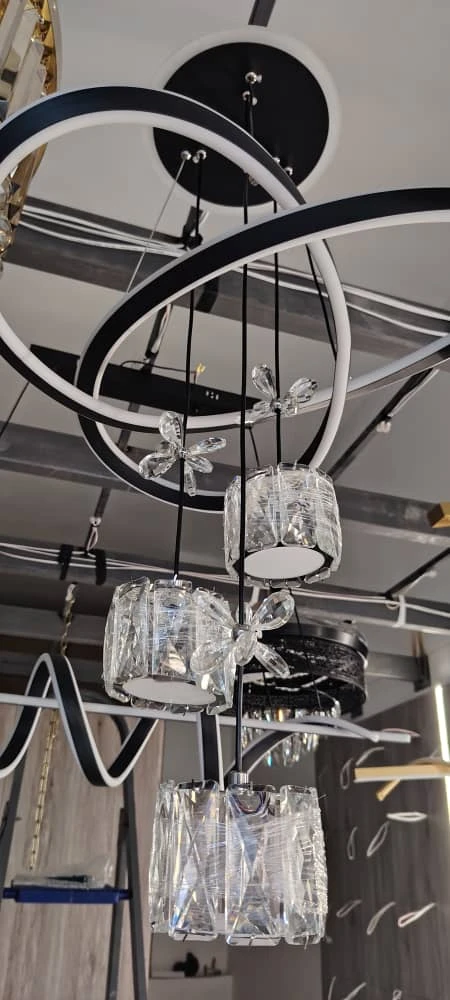 "كريستالة النخبة" موديل عصري فاخر مصنوع من الألمنيوم والأكرليك، مزود بطابة كريستال كبيرة الحجم وشريحة SMD عالية الجودة تمنح إضاءة مشرقة ومتوازنة. تصميم مثالي للمساحات الراقية التي تبحث عن التميز البصر