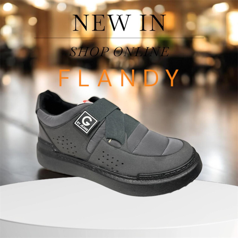 حذاء رياضي أنيق يتميز بتصميمه العصري والمريح