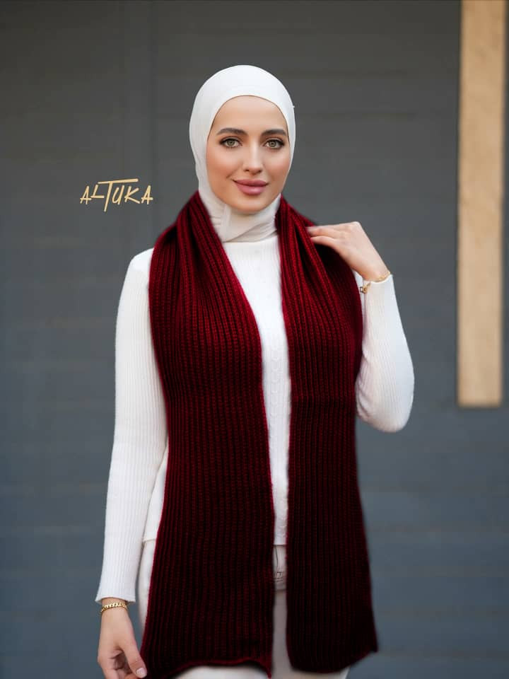 وشاح فاخر بلون أحمر كريمزي غني، يتميز بنسيج صوفي محبوك (Knitted