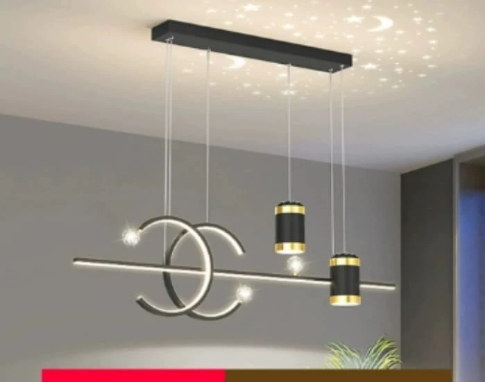 مديل حديث متدلي يعكس الإضاءة على السقف