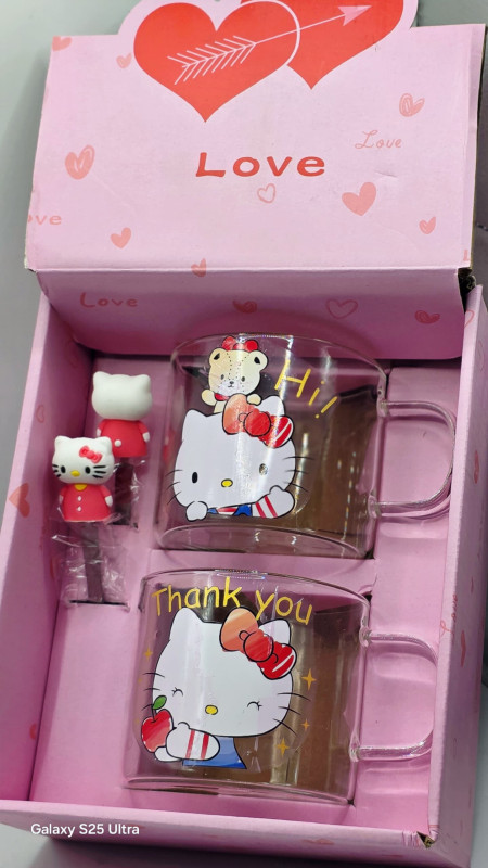 طـقم مـتكامل يـأتي فـي بـوكس يحتوي عـلى كـوبين مـن الـزجاج الـفاخر مـع مـلاعق كـيتي الـلطيفة