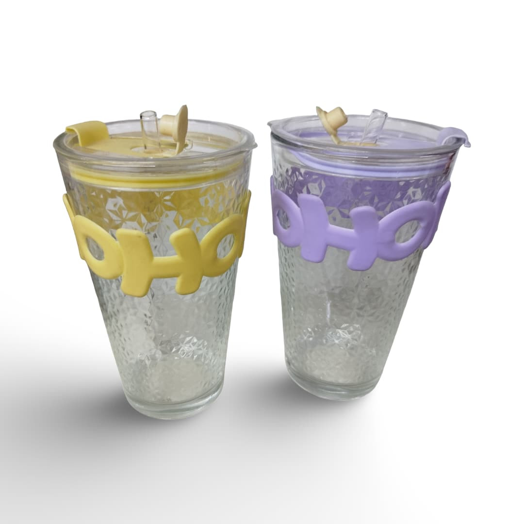 كوب زجاجي مزخرف بغطاء ومصاصة