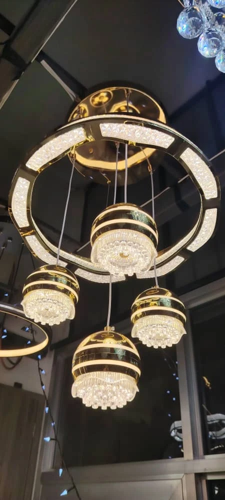 مديل حديث – إصدار "كرة الضوء الذكية" موديل عصري يجمع بين الأناقة والمتانة، مصنوع من الأكرليك والبلاستيك المقوّى والألمنيوم. يتميز بكرة مضيئة بمقاس 12 سم وشريحة LED عالية الكفاءة تمنح إضاءة متبدلة بثلا