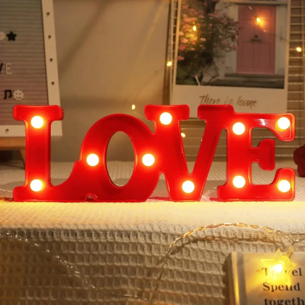 إضاءة "LOVE" الممـيـزة