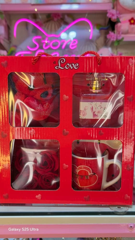 صندوق يـخـتـصـر الـمـسـافـات ، ويـقـول كـل مـا عـجـزت عـنـه الـكـلـمـات ، عـطـر ، كـوب ، دمية  وذكريات مـغـلـفـة بـالـحـب .*