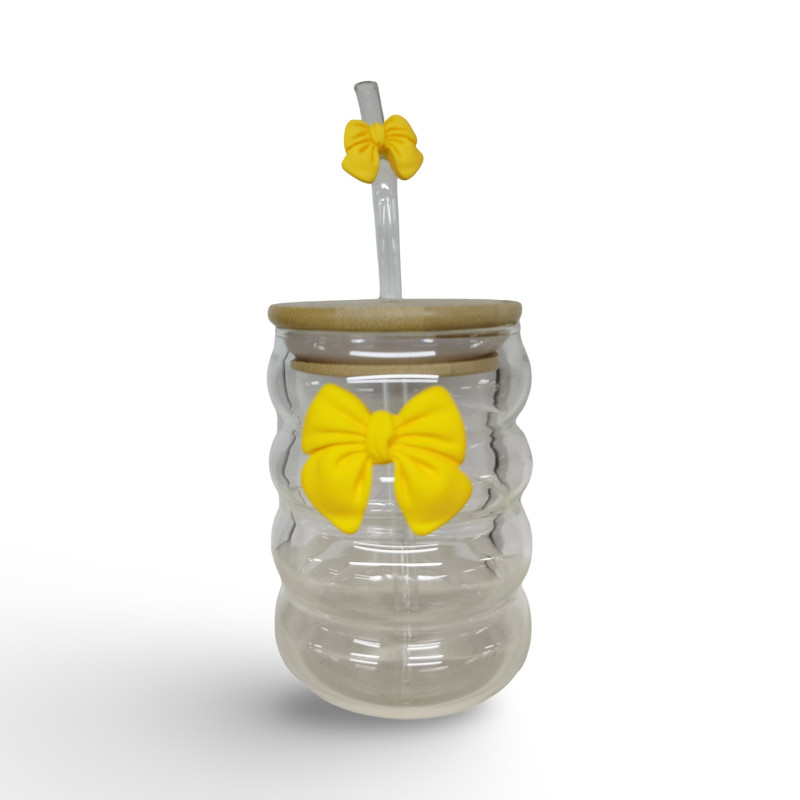 كوب زجاجي ببغطاء خشبي ومصاصة