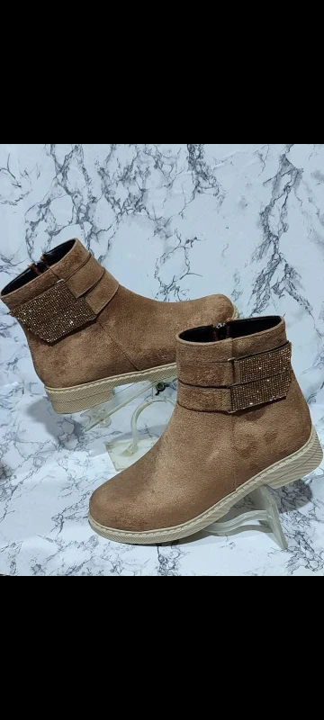 بوت أسود نسائي – تصميم أنيق مع لمسات معدنية من Assan