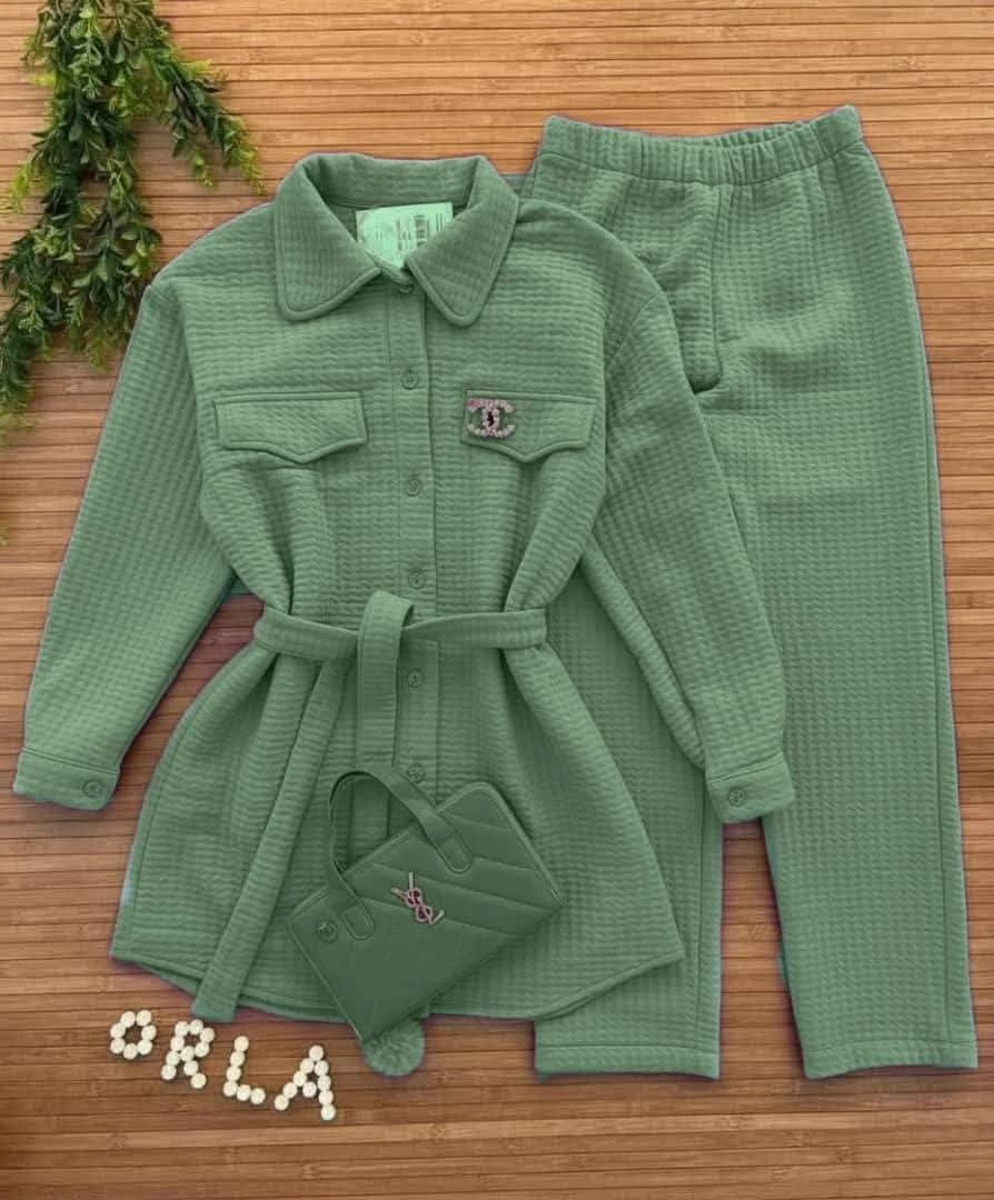 الجاكيت الطويل:تصميم عصري بياقة قميص وأزرار أمامية