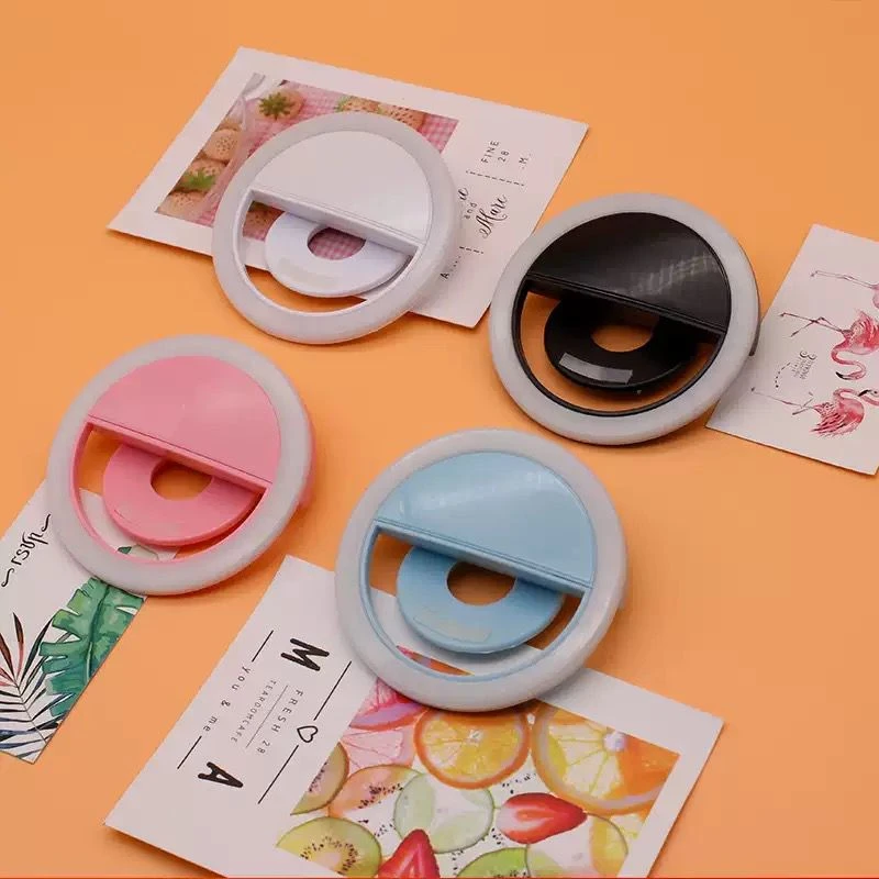 مصابيح السيلفي الدائرية المحمولة بتقنية LED. هذه الأجهزة مصممة لتثبيتها بمشبك على الهواتف الذكية