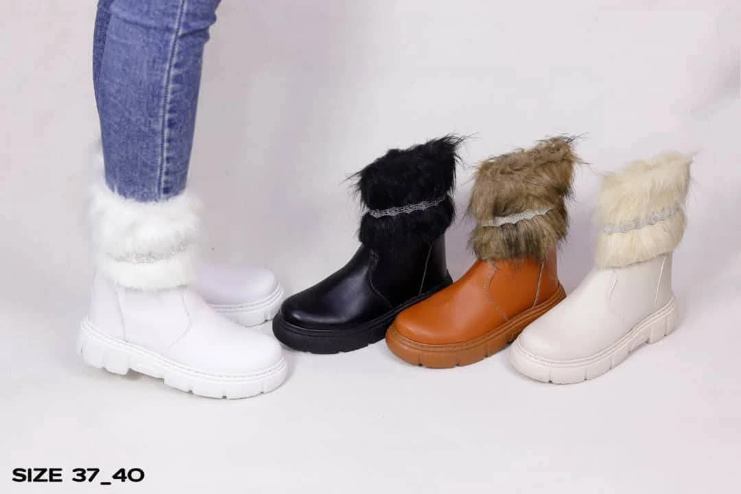 جزمة شتوية نسائية بفرو زخرفي