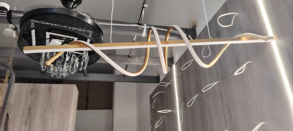 موديل سقفي عصري مصنوع من الألمنيوم والأكرليك عالي الجودة، مزود بإضاءة قوية بقدرة 120 واط. تصميم أنيق يناسب المساحات الراقية ويمنح المكان وهجًا متوازنًا بين القوة والنعومة