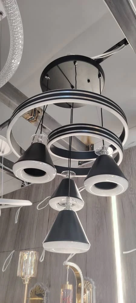 "نبض الضوء" موديل عصري مصنوع من الأكرليك والألمنيوم، مزود بشريحة SMD عالية الإضاءة تمنح درجات لون متعددة (دافئ – طبيعي – بارد). تصميم أنيق يناسب المساحات الحديثة ويمنحها طابعًا متجددًا ومريحًا