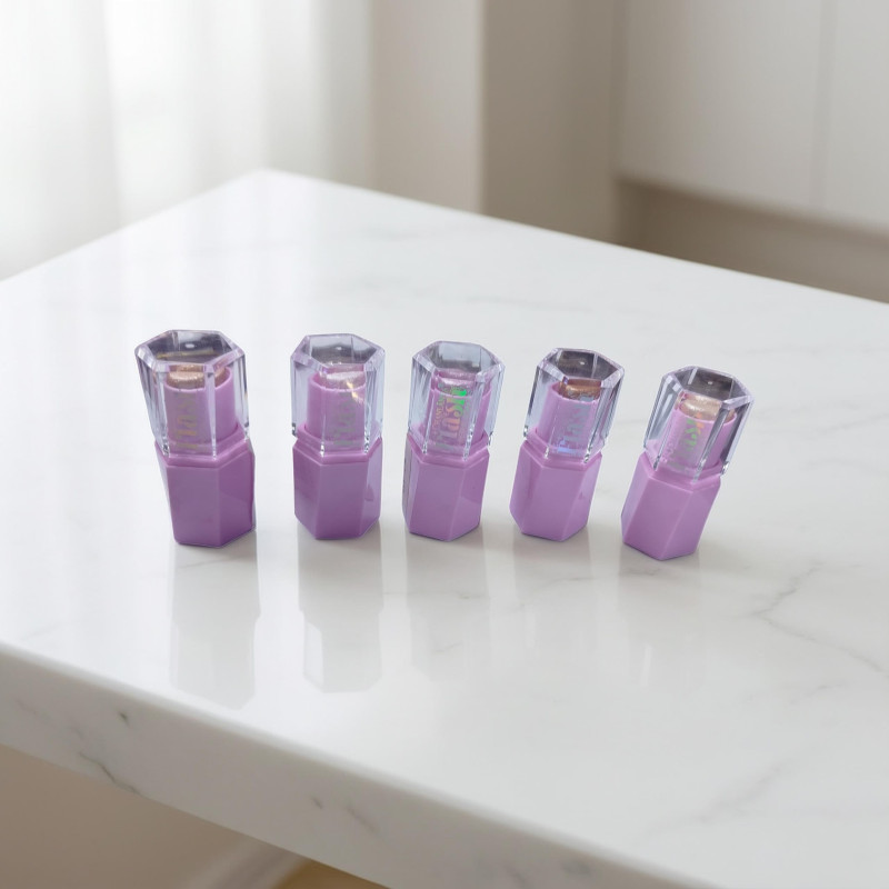 روج شفاه بلون البنفسجي الفاتح