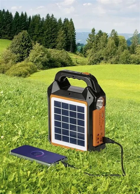 مجموعة الطاقة الشمسية "Easymaxx Solar-Power-Kit". إنه جهاز محمول يجمع بين عدة وظائف،